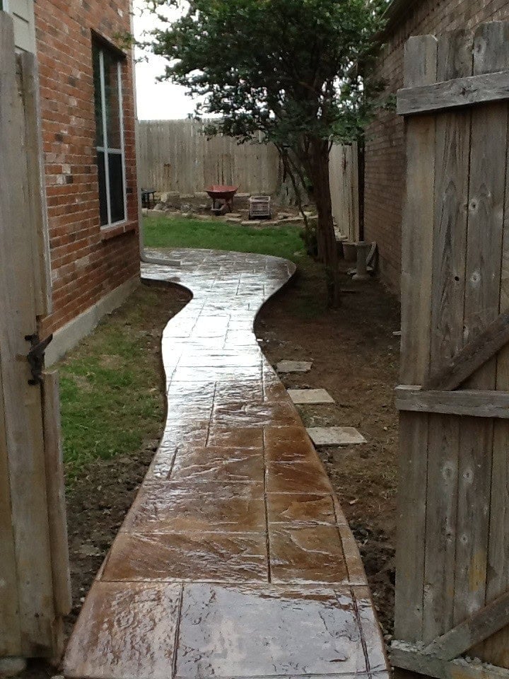 Curved stamped concrete leadwalk in Allen, Texas